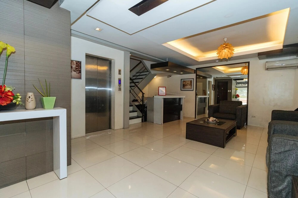 RedDoorz near Quezon City Circle