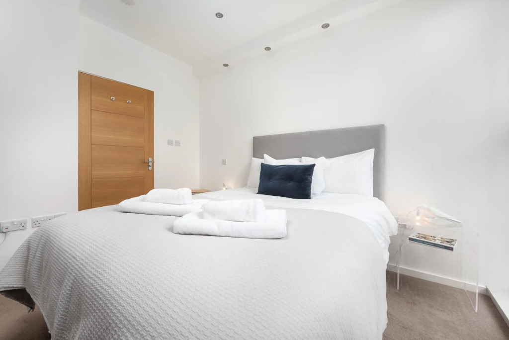 Modern Kingston Home Close to Hampton Court Palace by Underthedoormat
