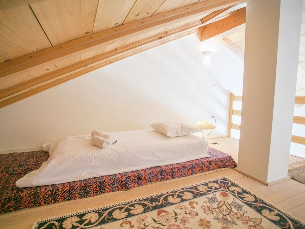 Family House in Quiet Peacefull Location, Private Pool and BBQ in Garden