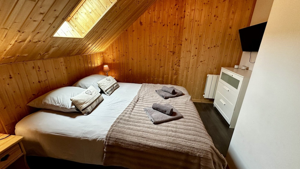 Spacious French Chalet Stay for 10