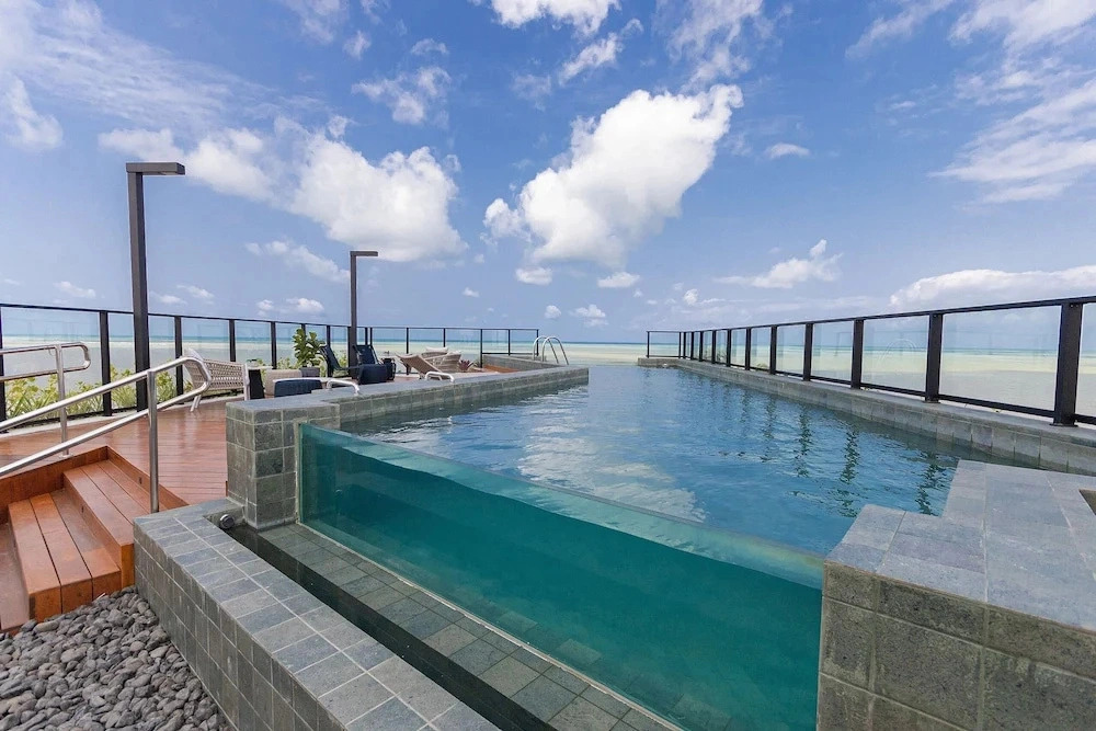 Breeze Residence #104 Beachfront by Carpediem