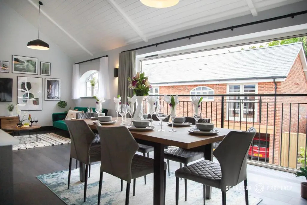 Ultra luxurious 2 bed apt on stilts, Free Parking