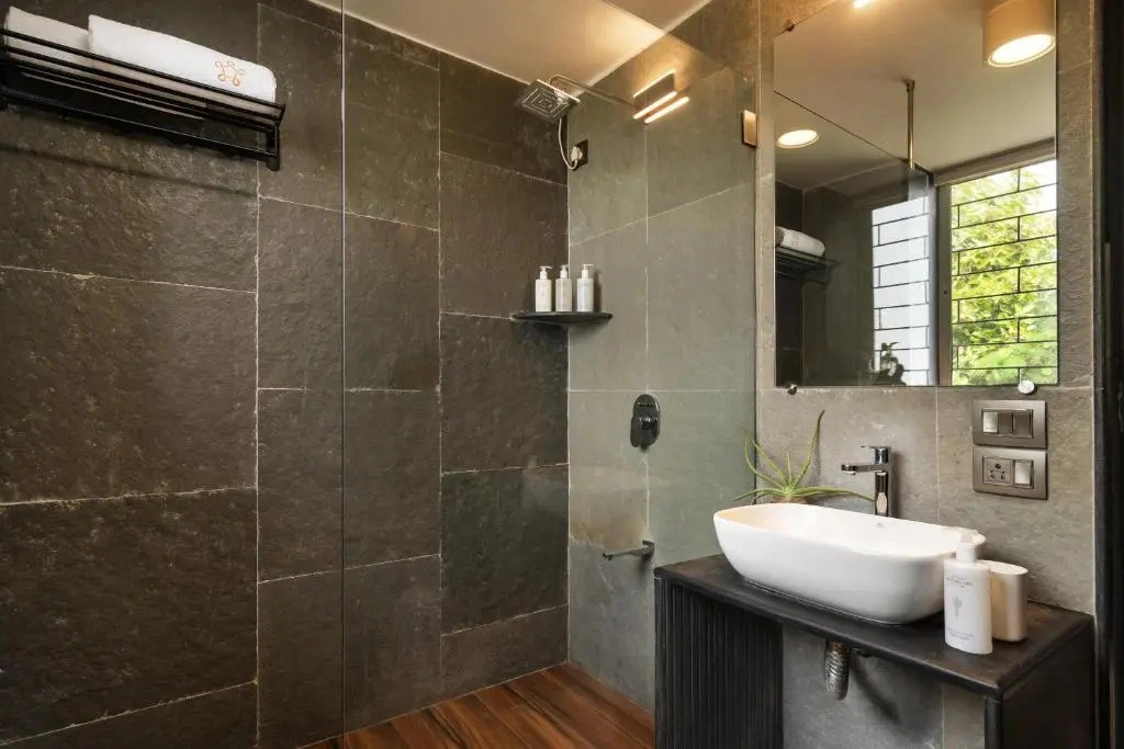 SaffronStays Blue Infinitum Lakeview, Pawna