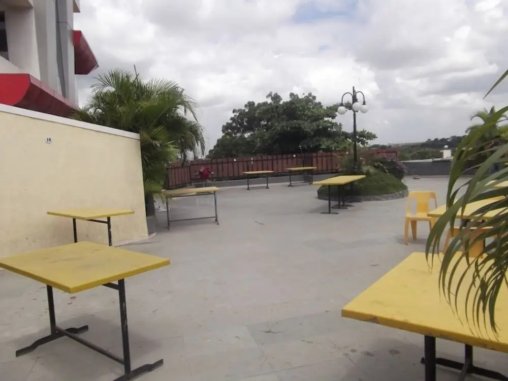 Hotel Trimurti Pride