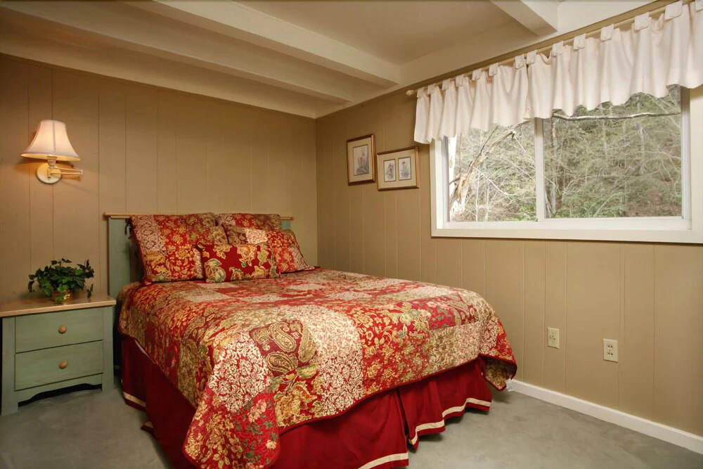 Brook Trout Chalet, 2 Bedrooms, Sleeps 9, On the Water