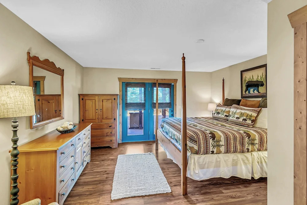 4 Mi to Sapphire Ski! Mtn-view Cabin w/ Deck