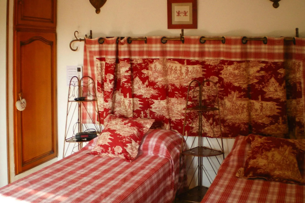 Holiday cottage with private terrace, Bellegarde