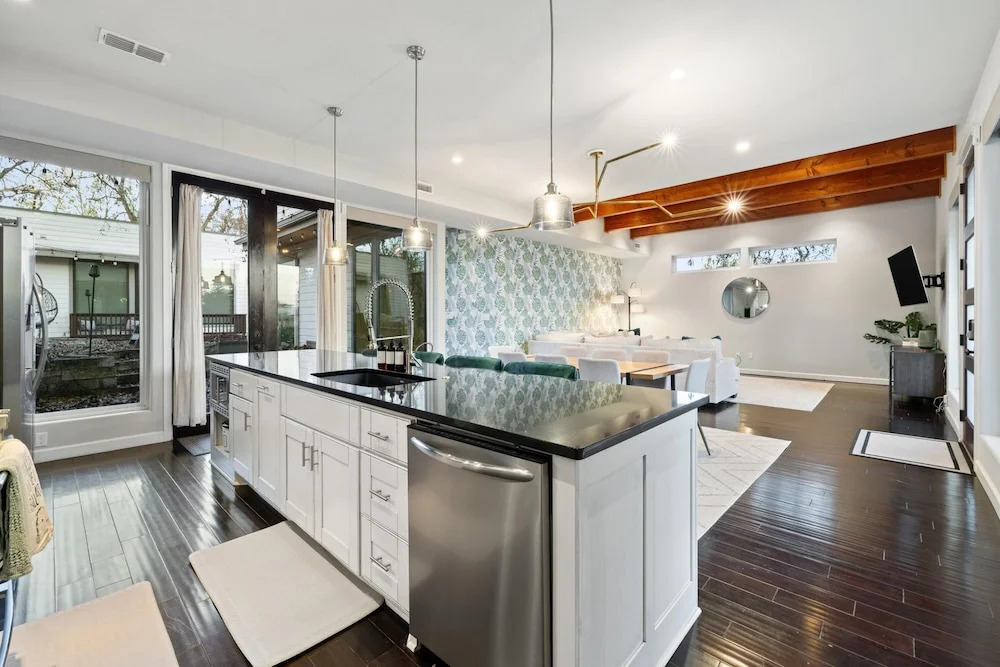 Hollys Parkside Haven- Guest House Included