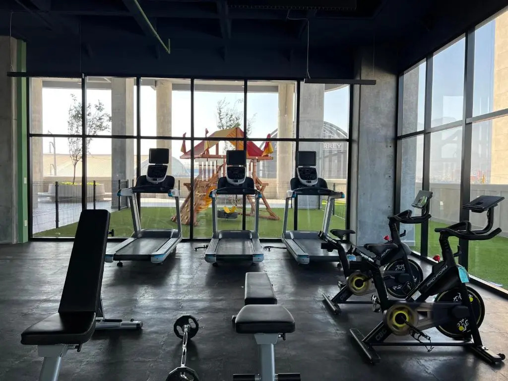 Industrial stylish 3-br. apartment & city views in front of Parque Fundidora & Arena Mty