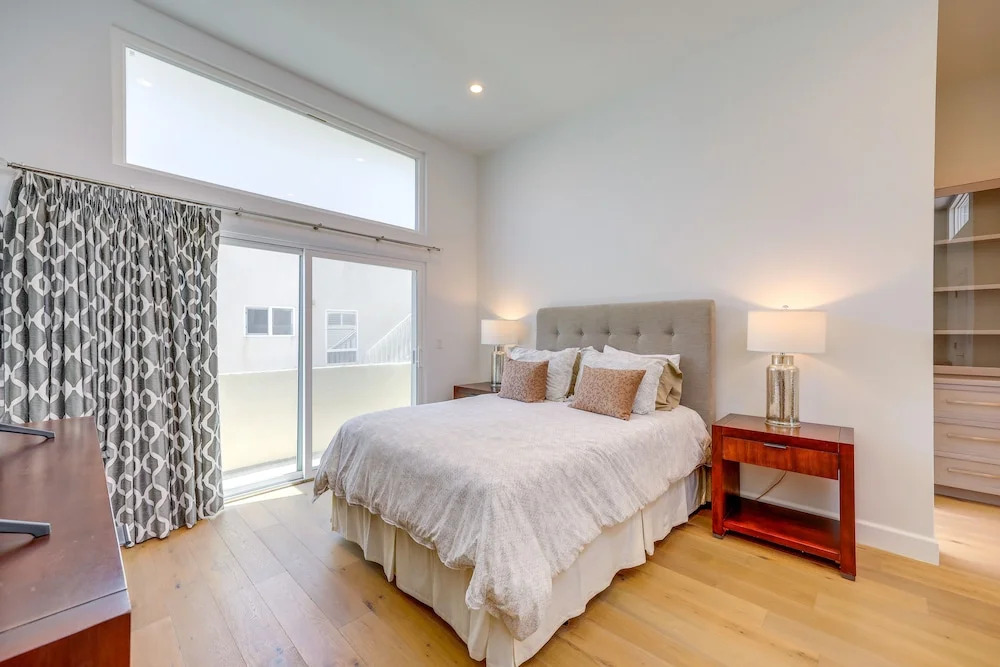 Sleek Oxnard Townhouse w/ Balconies: Walk to Beach