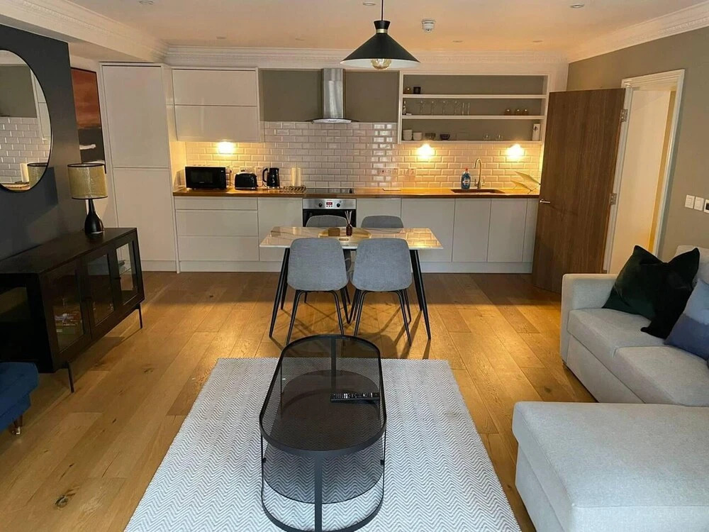 Stunning Apartment by The Leas, West End