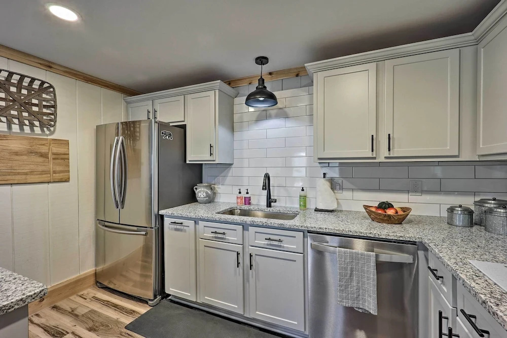 1 Mi to Skiing: Beech Mountain Condo w/ Fireplace!