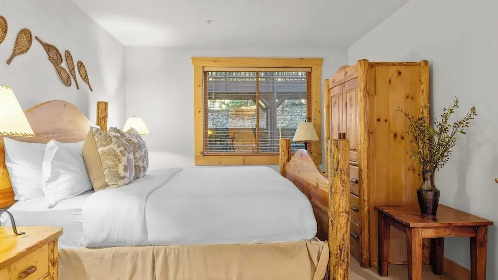 Mountain Charm, Stone Fireplace, Chef's Kitchen, & Balcony Cedar Ridge by Avantstay