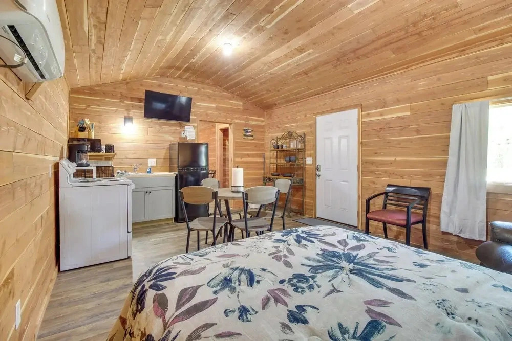 Half-mi to Bull Shoals Lake Access: Anglers Cabin