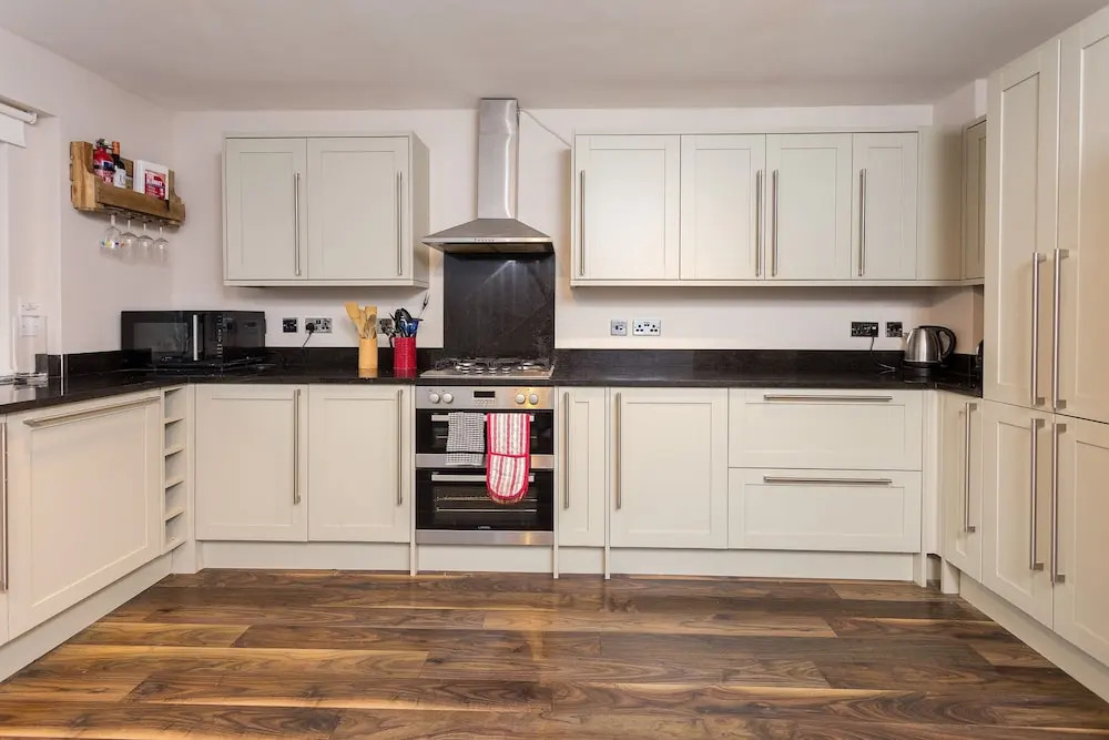 3 Bedroom House near Colliers Wood Sleeps 6