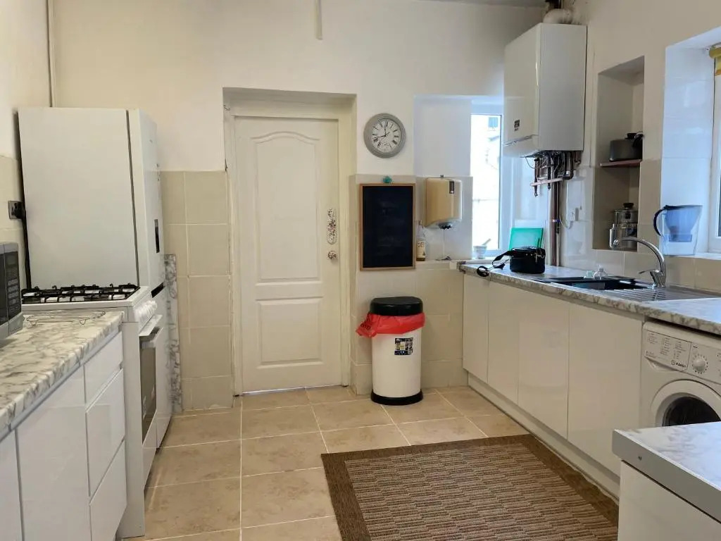 Renovated 4-bed Home, Sleeps 9 With Parking & Spa