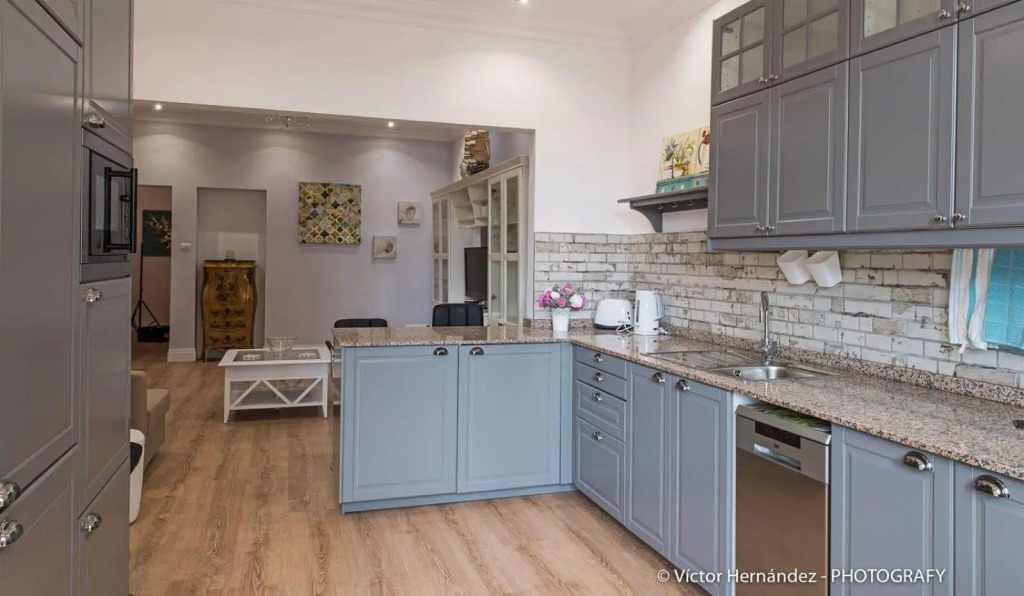 Flatguest Living House