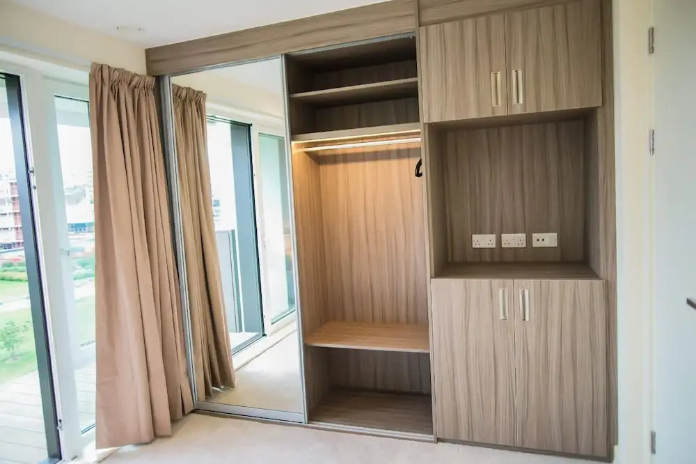 Thames View 2 Bed Apartment With Balcony