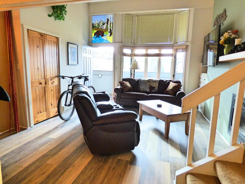 Across From Ski Area, No Car Needed, Hot Tub, Sauna WiFi