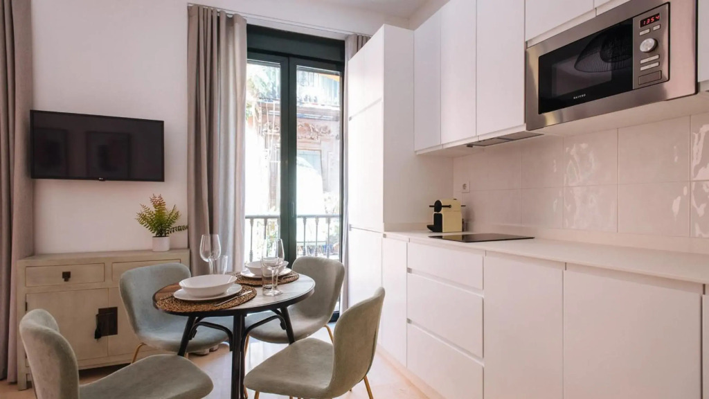 Chiqui and Vicente Bright Apartment