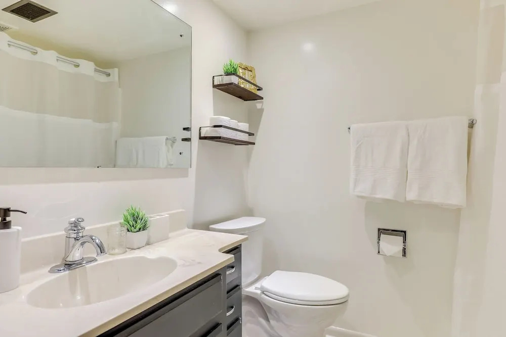 Family-friendly Lincoln Home w/ Sandbox & Grill!