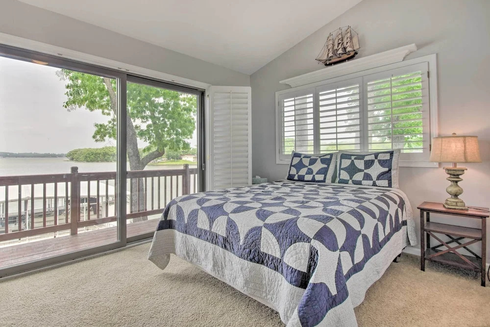 Hot Tub, Dock! Waterfront Lake Ozark Home!
