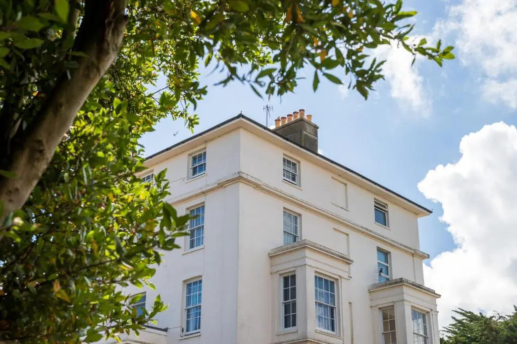 Bright Executive Apartment with Views of Solent