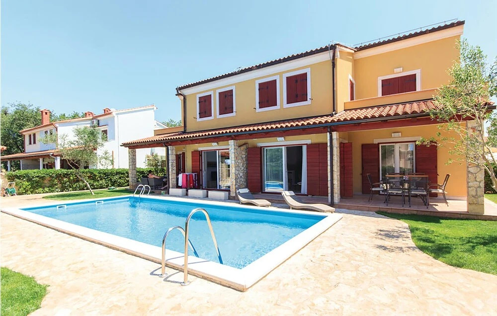 Awesome Apartment in Banjole With Wifi, 1 Bedrooms and Outdoor Swimming Pool