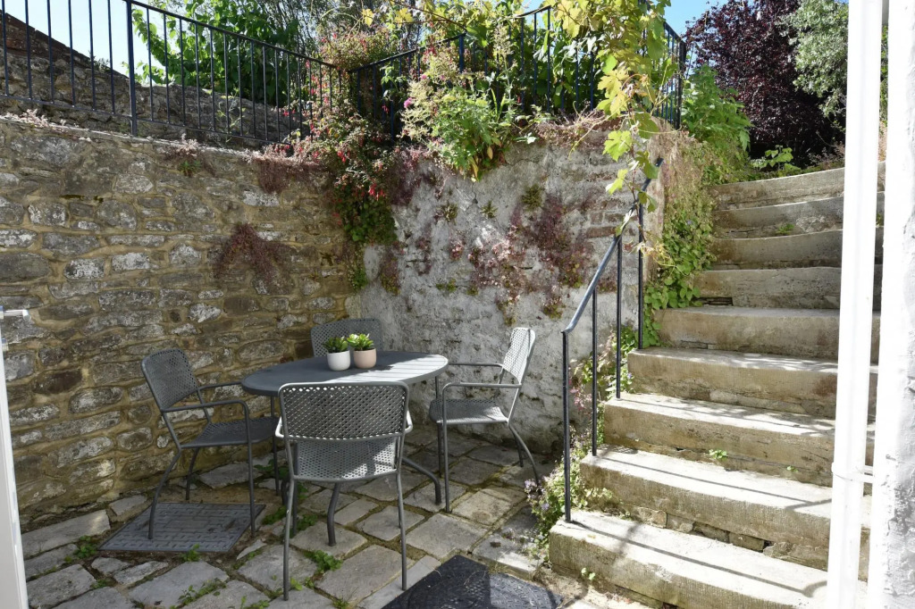 Arden Villa sleeps 8 close to golden beach of Ryde