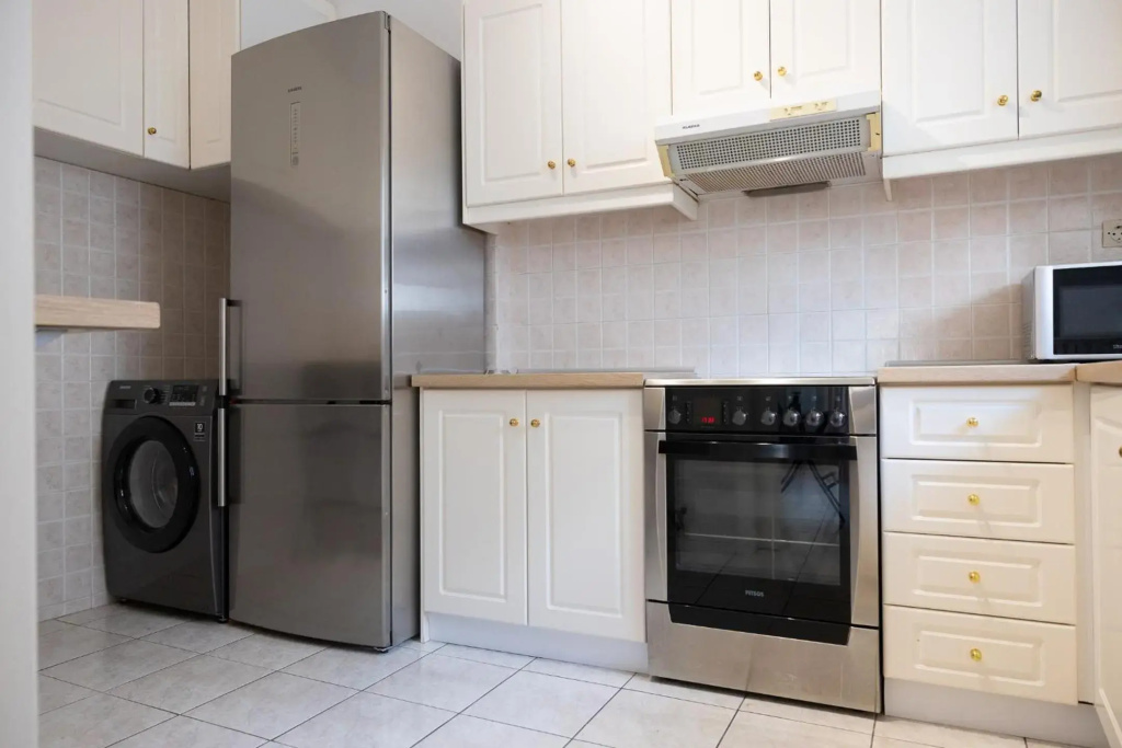 Spacious apartment close to the sea and the city center