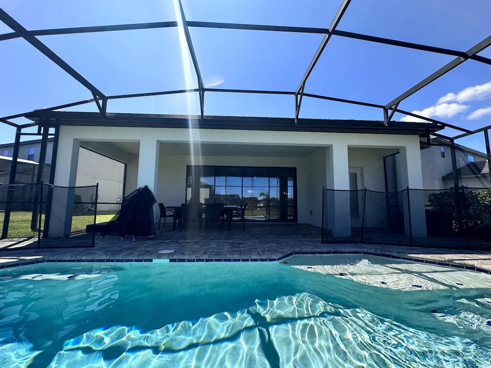 Balmoral Resort-210bp 4 Bedroom Home by RedAwning
