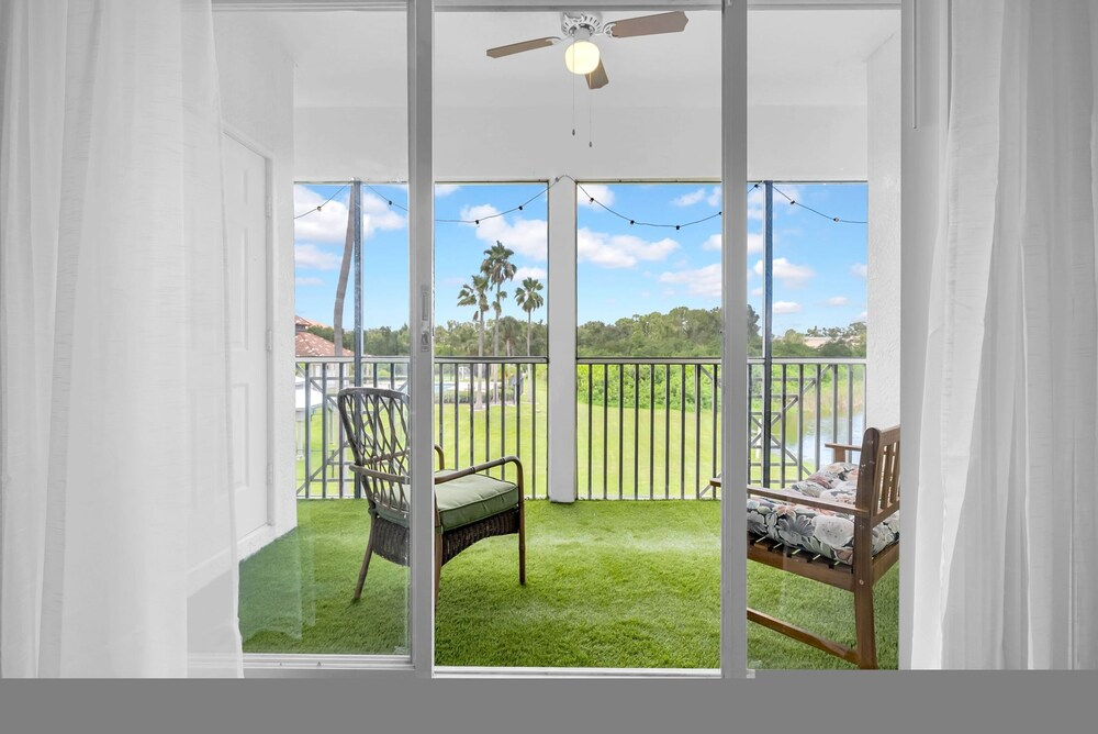 Vibrant 2BR 2BA w King Bed Pool Gym 11