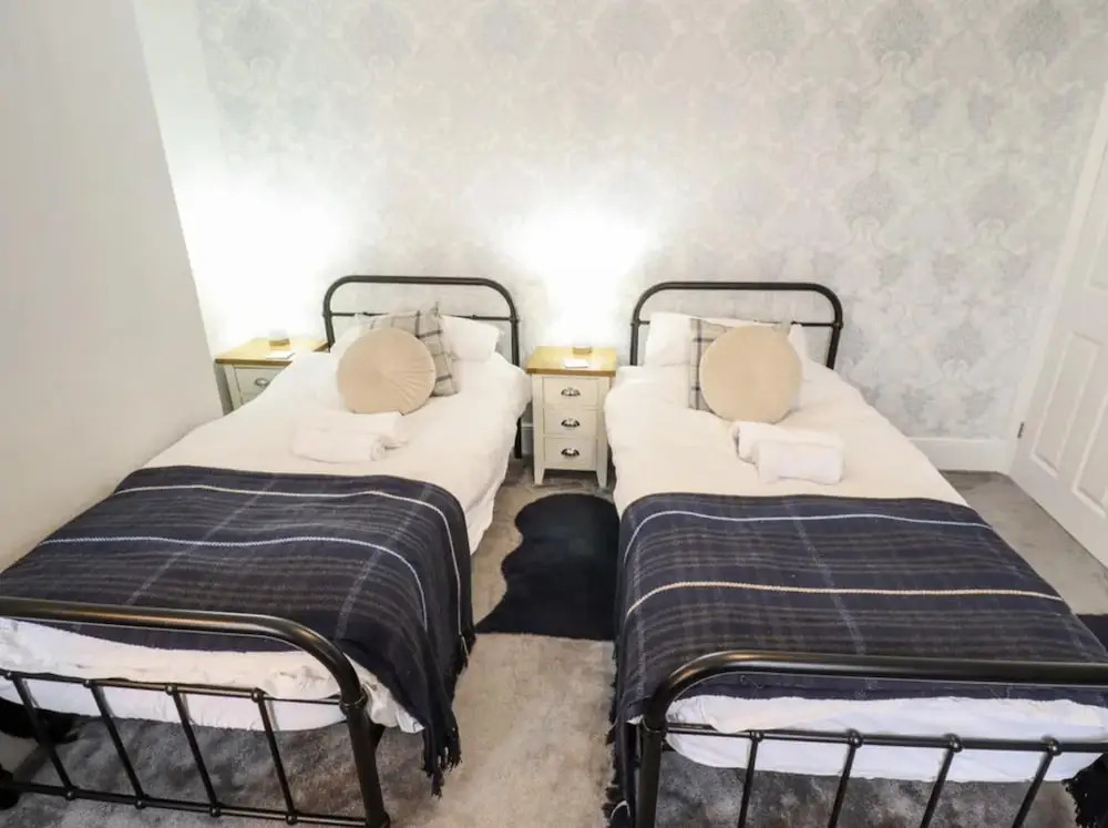 Luxury Lincoln Home - Sleeps 8 - Hot Tub - Pets