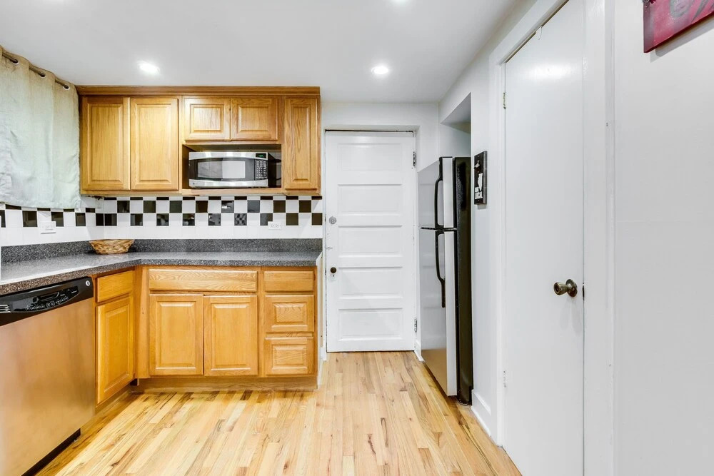 Classic 2 Bedroom Roscoe Village Apartment by AllSet Turnover