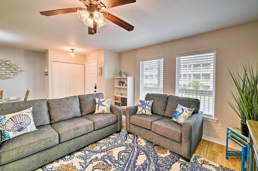 Corpus Christi Condo w/ Pool Access, Walk to Beach
