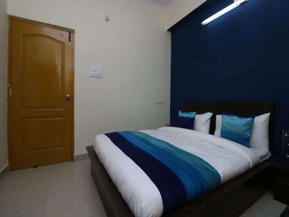 OYO 9847 Hotel Blue Empire