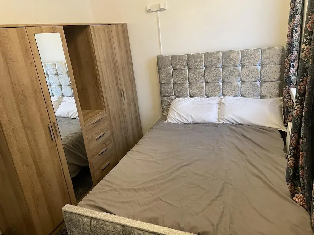 3 Bed House - Sleeps 5 - Parking - Wifi