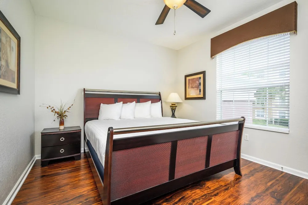 Epic Universe Premium Lake View Condo, Vista Cay - 1002