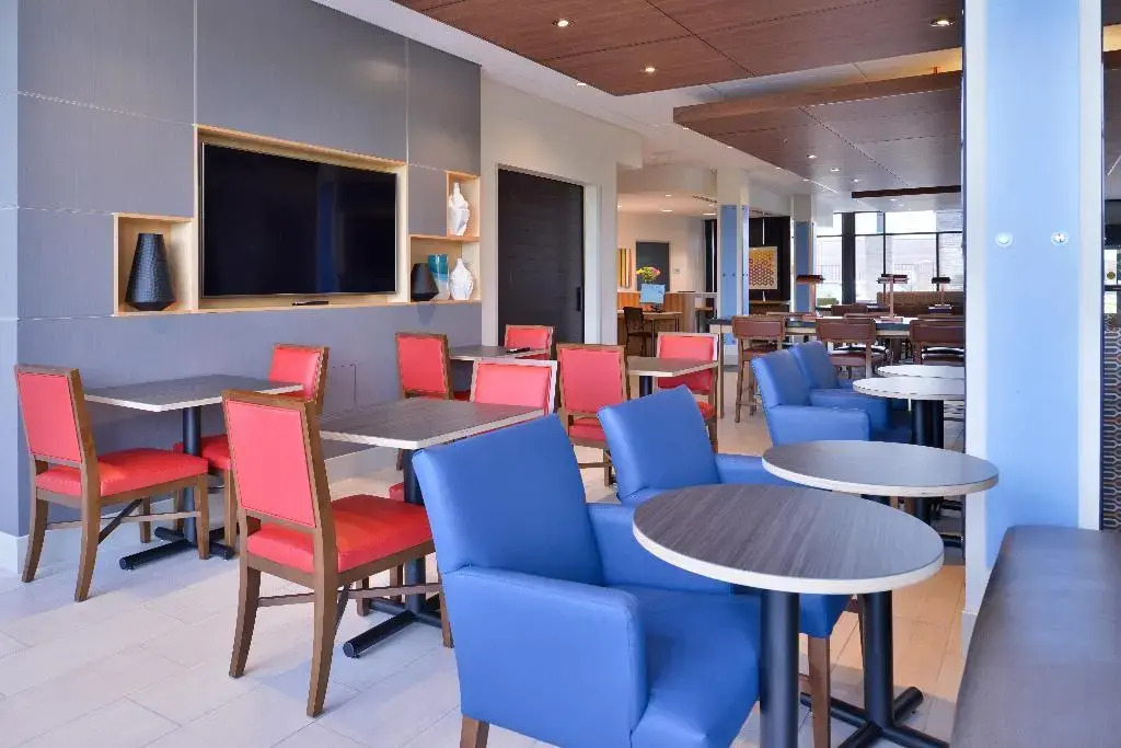 Holiday Inn Express & Suites - Olathe West by IHG