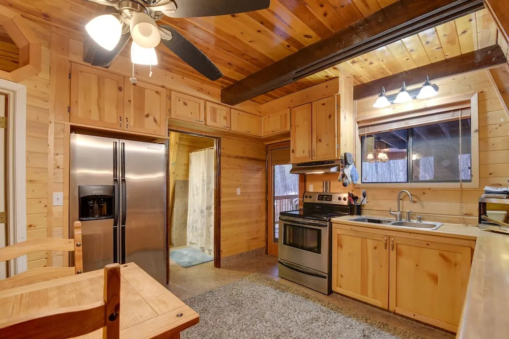 Near Hiking & Golfing: Munds Park Cabin w/ Deck!