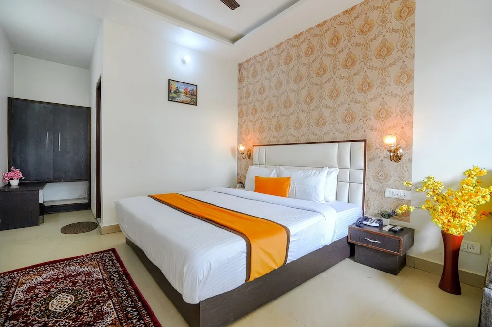 Pax Hotel Ark 150 meters from Mall Road
