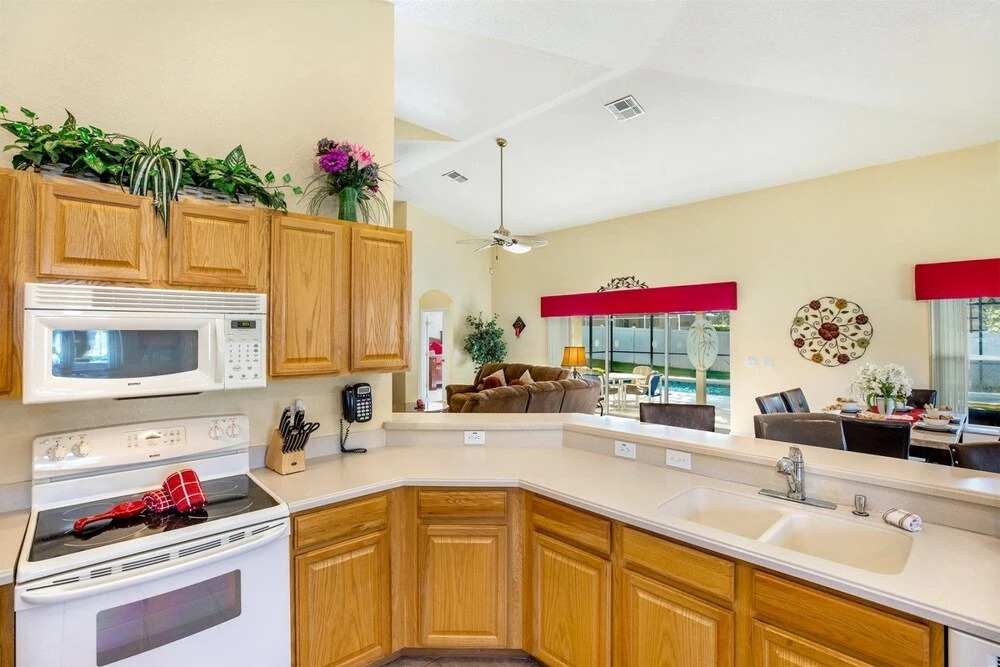 Stunning 4 Bed Pool Villa Located Just Minutes From the Orlando Area Attractions - 405