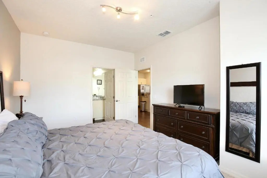 3 Bedroom townhouse in gated community with gym and pool 10 min to Disney