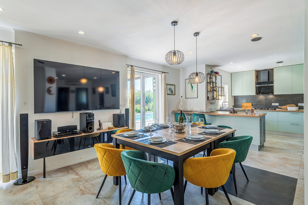 Villa Gariful Sleeps 8 with Pool & Pet Friendly