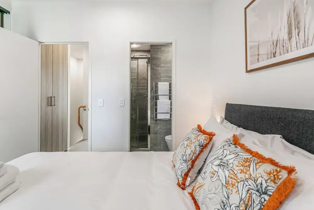 Fresh Grey Lynn 2BR unit w/ Patio by Zodiak Stays