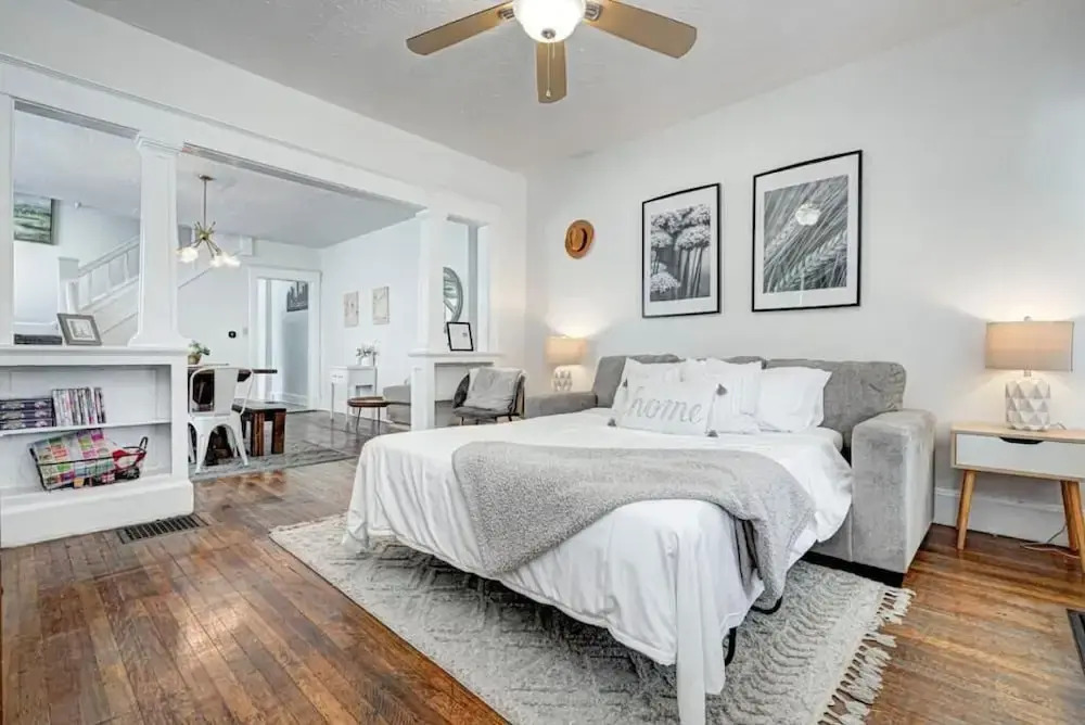 Spacious Duplex for 14 in Downtown