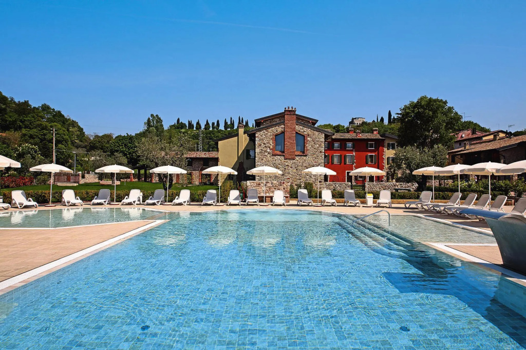 Apartment in Lazise With Communal Pool