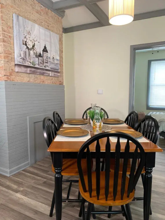 The Eastside Manor - Private Yard & Parking, Near Falls & Casino by Niagara Hospitality