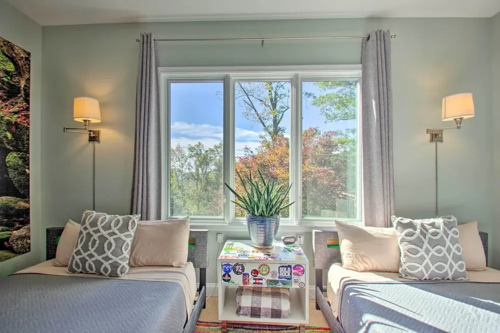 Grand Chalet w/ Hot Tub - Near Wintergreen Resort