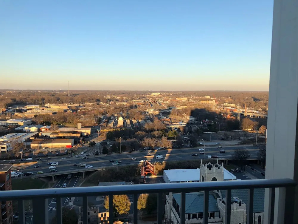 1 Bedroom and 2 Bedroom Uptown Apartments with City Views by Frontdesk